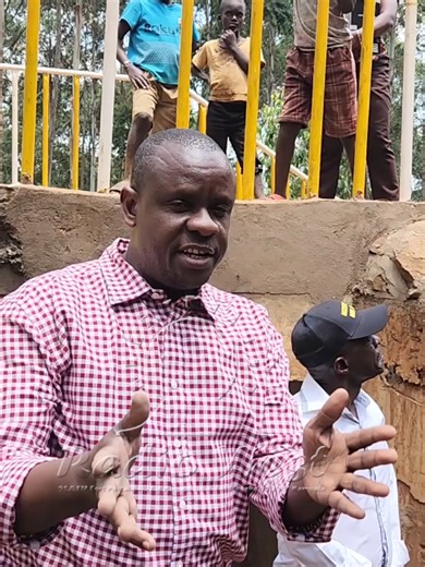 UPDATE: Minister wa Gavumenti z’ebyanga, Balaam Barugahara yayetomboita ahabw’omurimo ogwakozirwe omukwombeka orutindo orwa Kakore omu district ya Rubanda. District ekakoresa miriyooni 45 kukora orutindo oru beitu Minister yaagira ngu ingyiniya tarakoreise ‘cement’, ekiyayeeta omushango gw’obushomankuzi. #WestUpdates 🎥: Mulondo Lawrence