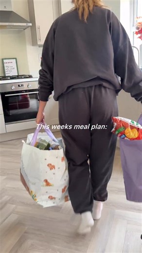 Chloe Daly on Instagram: "This weeks meal plan: • bbq chicken homemade pizzas • Cajun chciken rigatoni • nacho beef burritos • BBQ chicken loaddd potatoes • chicken & halloumi flatbreads All of these recipes and meal plan are on my recipe app. What you’ll get: 🔍 over 200+ recipes with exclusive recipes each week 📖 weekly dinner plans every week that are also customisable 🥘 shopping lists for all of the recipes and meal plans 🍽️ meal prep recipes weekly 💪🏼 all recipes have the macros on Com