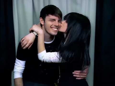 Avril Lavigne - Girlfriend [Official Music Video]
