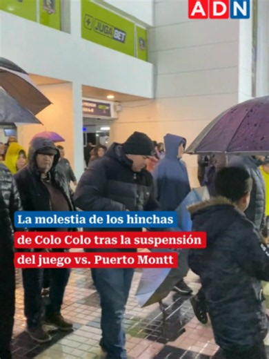 Tras un primer tiempo dominado por el Cacique, el cuerpo arbitral confirmó la suspensión del partido entre Colo Colo y Deportes Puerto Montt debido a las intensas lluvias que afectan a la capital. Así fue la salida de los hinchas albos, quienes se mostraron molestos por la situación. #noticias #chile #noticiaschile #colocolo #Puertomontt #lluvias