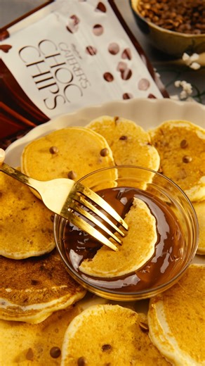 Soft, fluffy, and loaded with chocolate chips 🥞🍫 These mini pancakes are perfect for breakfast, brunch, or anytime cravings. Bite-sized happiness in every stack! Here’s how you can make them at home: Ingredients • 1 cup self-rising flour • 1 egg • 1 cup milk • 1 tbsp brown sugar • 1 tbsp butter, melted • ¼ cup milk chocolate chips Preparations 1. In a bowl, whisk together the flour, egg, milk, brown sugar, and melted butter until smooth. 2. Gently fold in the milk chocolate chips. 3. Heat a no