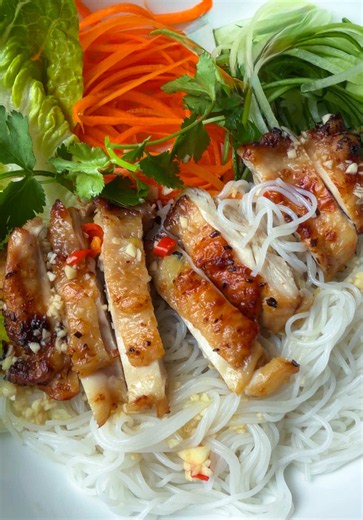 air fryer vietnamese lemongrass chicken noodle bowl vietnamese bún (rice vermicelli noodles) dishes are always soo refreshing and yummy! this dish is perfect for summer when you want something packed with veggies, juicy meat, and not too heavy 🌿 full recipe: https://daigasikfaan.co/air-fryer-vietnamese-lemongrass-chicken/ #airfryerchicken #lemongrasschicken #noodlesalad #noodlebowl #vietnamesefood