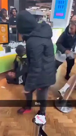Security guard starts fighting teens who were robbing store 💀
