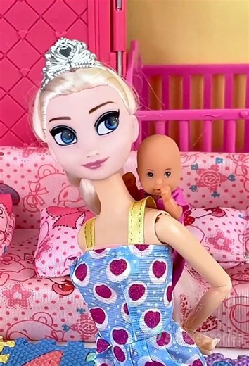 Elsa does the laundry with the kids.#cartoon #toyset #barbie #toys #elsa