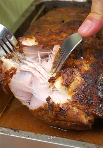 PERNIL o PIERNA DE CERDO 🥩🫑 Tierno, lleno de sabor y con una costra crujiente que no podrás resistir. ¡Guarda esta receta y prepárate para conquistar a todos! • INGREDIENTES: ▪️1 pierna de cerdo 6 Kg (o el tamaño que tu necesites) PARA EL MARINADO: ▪️1 Cebolla morada ▪️10 Dientes de ajo ▪️1 Pimentón rojo ▪️2 Ramas de apio ▪️80 ml de salsa inglesa ▪️200 ml de vino tinto ▪️2 cdas. de mostaza ▪️sal y pimienta ▪️400 ml de jugo de naranja • PARA EL ADOBO: ▪️1 cdta. de orégano ▪️1 cda. de tomillo ▪️