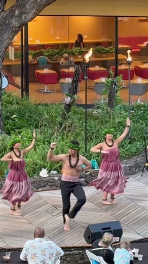 Experience the beauty of traditional Hawaiian hula #HawaiianHula #HawaiiCulture#travelusa