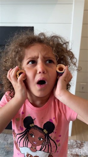 Rhia Learns to Share in the Dollhouse - Role Play