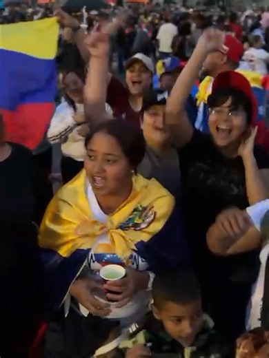 Decenas de ciudadanos venezolanos se reunieron este sábado en la céntrica Plaza de Bolívar de Bogotá para celebrar la detención de Nicolás Maduro por parte de Estados Unidos en los ataques de esta madrugada en Caracas y otras ciudades de ese país. Sigue la cobertura en el link anclado.