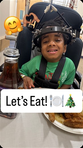 Thomas W. Hawthorne III on Instagram: "Cousins Kasshundra, Lauren & Iola brought Chicken, Red beans, greens & sweet tea! We will forever be thankful! 🫶🏽 Let’s talk about how the greens need to be packaged and sold right next to the Patti pies! 🙌🏽❤️ Now we all sitting with a lean 😩❤️ Merry Christmas y’all! 🙏🏽 . . #mukbang #soulfood #eating #food #christmas"