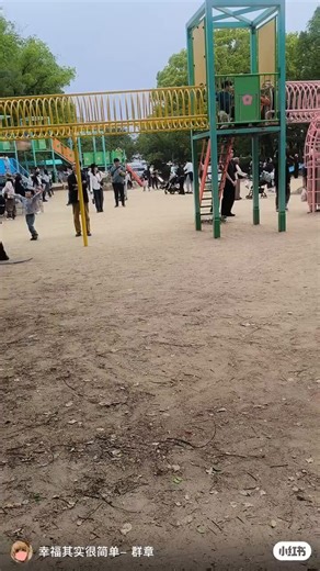 大阪に来た中国人「日本は遅れている、都市インフラも貧弱だ。街にゴミ箱がなく、ゴミをホテルに持ち帰らなければならない。環境意識も低い」と不満中国SNSに書き込み（要約）「日本に来て数日、ついでに大阪にも何日か行った。てっきり大都市だと思っていたけど、見てみないと分からないものだ。実際に見たら本当に遅れていると感じた。人々の生活水準もいまいち。街にはゴミ箱すら政府が用意できていないのか、観光客は飲食後のゴミをホテルまで持ち帰って捨てなければならない。電柱は相変わらず高く立っていて、電線も地中化されていない。地下鉄はとにかく分かりにくく、改札を間違えると1か月分のように遠回りさせられ、街の中をぐるっと一周させられる。もし高齢者や車椅子が必要な人なら、絶対にここには来ないほうがいい。公共交通の運転手は障害者に配慮しないし、乗車してもスロープすら出さないことがある。車内の座席は若い人ばかりが座っていて、立っているのは子ども連れや高齢者。何が「表面上の礼儀」だ、内側はすっかり腐っている。それに環境意識も低い。買い物をすればまだビニール袋を使っている。あのありふれたプラスチック包装には腹が立つ。日本