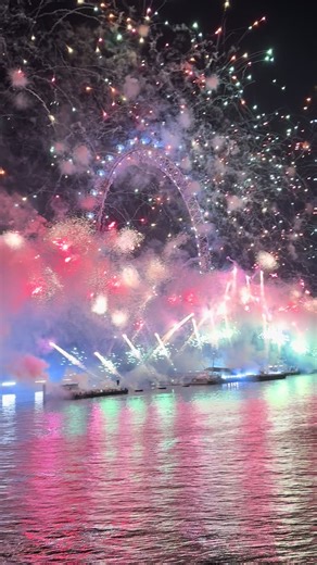 London Fireworks Welcome New Year 2026 Spectacular