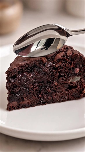 🍫🍌 Healthy Banana Chocolate Brownies – fudgy, chocolatey, naturally sweet and packed with protein! 🤎✨ The perfect guilt-free treat when those chocolate cravings hit! 😍 🥣 Ingredients: * 3 ripe bananas 🍌 * 250 g cottage cheese * 3 eggs * 2 tbsp unsweetened cocoa powder * 1 tsp baking powder * 2 tbsp peanut butter (30–32 g) * Dark chocolate chips 🍫 * Fresh blueberries for topping 🫐 👩‍🍳 Instructions: 1. Preheat your oven to 180°C (350°F). 2. Blend the bananas, cottage cheese, eggs, cocoa p