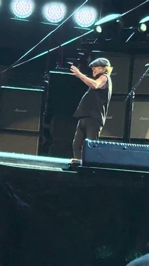⚡🎸 AC/DC – No one shouts like Brian Johnson. No one ever did. No one ever will