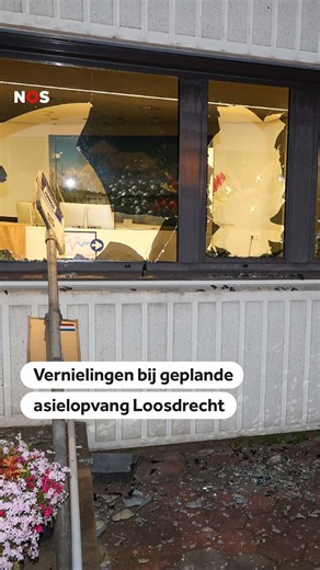 De politie gaat ervan uit dat dit het werk is van een groep actievoerders. Volgens persbureau ANP is er een verdachte aangehouden, maar een woordvoerder van de politie kan dat nog niet bevestigen. #loosdrecht #azc #nosnieuws