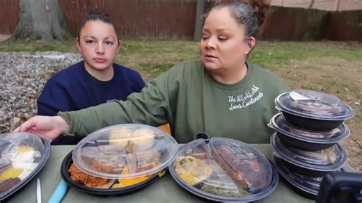 Risa joins me to try Cracker Barrel’s NEW Holiday Menu! | Food by Hey Ahs loves