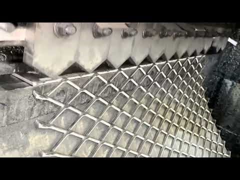 Factory live-action video of the metal expansion mesh manufacturing process
