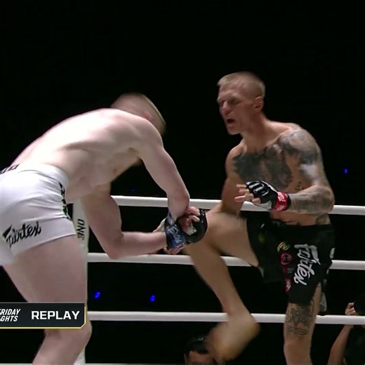 CRUMPLED 😵 Nauris Bartoska 🇮🇪🇱🇹 KOs Patrick Hill with a brutal body kick!
