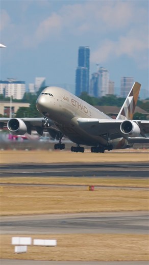 🇦🇪 Giant Etihad A380 Takeoff from London Heathrow Airport 😱✈️ #etihad #airbus #aviation