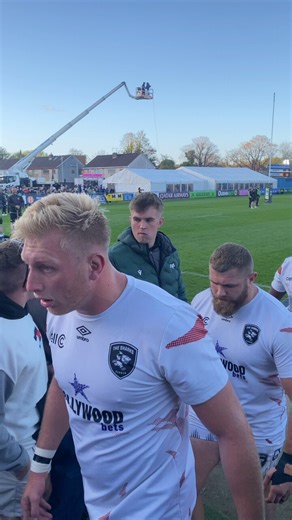 🇿🇦 Two-time World Cup-winning Springboks captain Siya Kolisi in Bridgend last nightThe 34-year-old was not in the 23 but warmed up with the squad & - as you'd expect from him - fulfilled every photo & autograph request post-match after the Sharks' loss to Ospreys#URC#rugbyjp