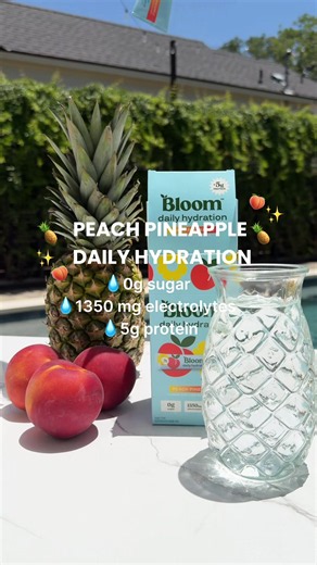 can’t believe it had this many benefits and is SO refreshing 🤭💧 #bloom #dailyhydration #peachpineapple