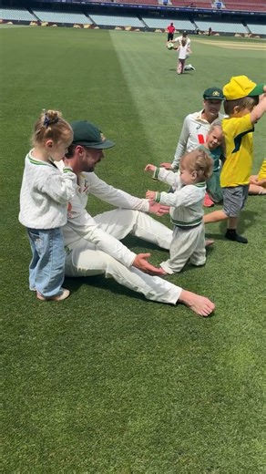 Travis Head enjoying his son Harrison’s little steps 😍 | CricTracker