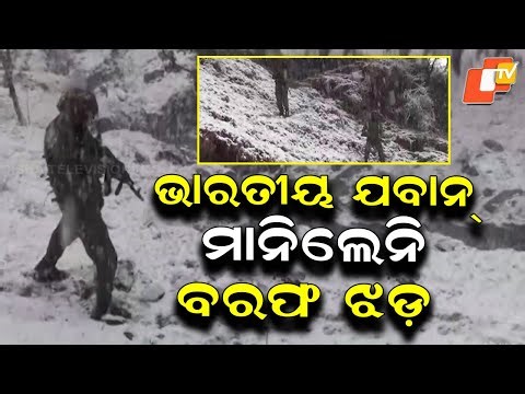 Indian Troops Brave Terrifying Snowstorm to Carry Out Special Search for Terrorists