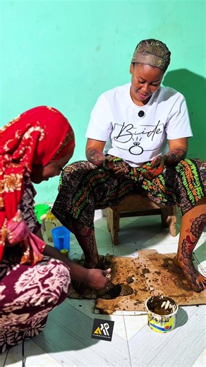 Appellation being rained on our #yendi bride 👰🏿‍♀️ “HIKIMAH” such a beautiful 🤩 tradition always exhibited by people people..Congratulations to the bride 👰🏿‍♀️ and May Allah make her Marriage a success Aameen #fyp #photography #yendiwedding #goviral makeup 💄 @Sheedah’s Slay 💄 decor 💐 @Naftysevents