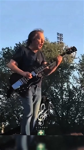 Angus Young's Pure Stage Energy 🎸⚡ #angusyoung #acdc #acdcconcert #70s #shorts #kiwoku
