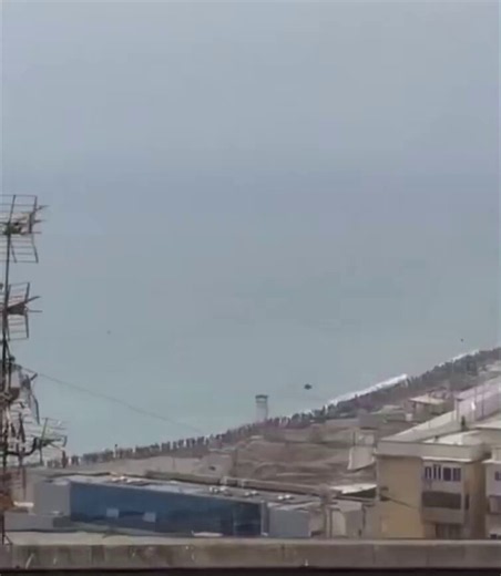 Thousands of migrants continue crossing from Morocco into Spain's Ceuta enclave. Local officials are urging Madrid to declare a national emergency. https://t.co/MnHgV2Ez30
