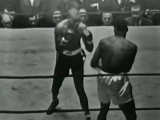 A young Muhammad Ali then still Cassius Clay being seriously tested by top heavyweight contender Doug Jones in New York, 1963. It was one of the toughest fights of Ali’s early career. Jones pushed him hard, exposed flaws, and showed the world that Clay was still a work in progress. Ali won a close decision and learned lessons that would shape the champion to come. Greatness doesn’t arrive fully formed 🥊 #Boxing #History #MuhammadAli #CassiusClay #DougJones #Heavyweight #BoxingHistory | BTR Boxi