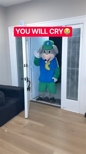 Chuck E. Cheese knocking ! You answering ? 😭🤯#shorts