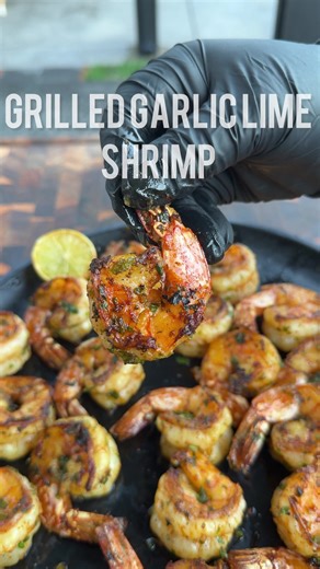 Garlic Lime Grilled Shrimp 🔥🍤 2 lbs jumbo shrimp (peeled & deveined) Marinade • ½ cup avocado oil • 4 garlic cloves, minced • 1 jalapeño, diced • 1 tbsp fresh chopped parsley • Zest of 2 limes • 2 tsp coarse salt • 1 tsp paprika • ½ tsp black pepper Mix marinade in a bowl and toss shrimp until fully coated. Marinate 20 minutes – 1 hour. Grill over medium-high heat (~400°F) for 2–3 minutes per side until pink and slightly charred. Finish with the fresh juice of 2 limes right off the grill. Simp