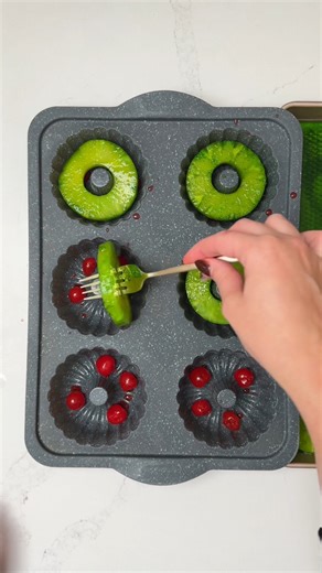 mini upside down cakes are so easy and so cute! | Janelle & Kate