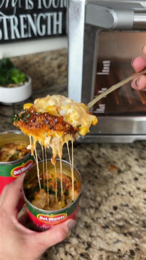 Mexican street corn 🌽🔥 because plain corn just wasn’t gonna cut it today 😂 Creamy, cheesy, tangy, a little spicy, and absolutely LOADED. If you’re not making a complete mess while eating it, you’re doing it wrong. #MexicanStreetCorn #Elote #EasyRecipes #Snack #ViralRecipes