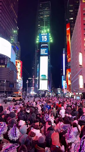 This Is the 6 PM Countdown Before the New Year’s Eve Ball Goes Up 🥳💞 @Times Square NYC x @One Times Square