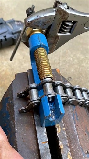 ⛓🔩 Pressing Out A Roller Chain Pin With A Chain Breaker