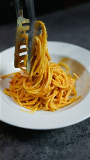 Паста в сливочно-томатном соусе с курочкой гриль