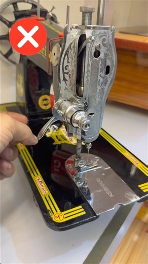 Sewing Machine Repair Tip🧵Machine ki theek karein. Aise hi repair tips ke liye channel ko Subscribe