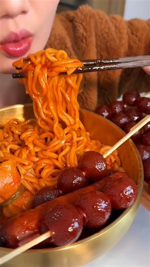 How to Eat ASMR Korean Spicy Noodles and Tasty Bites #shorts #food #mukbang