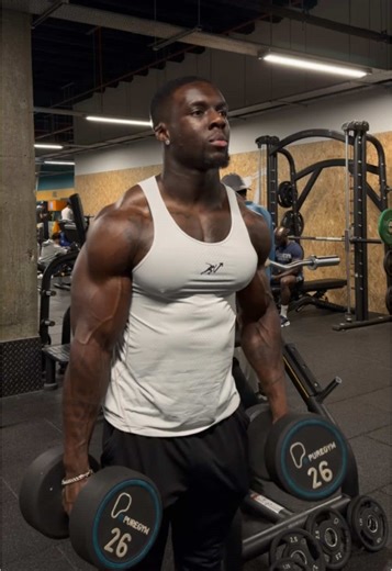 Your arms aren’t growing because of how you’re training them, not because of genetics. 1️⃣ Too much momentum If the weight is swinging, your biceps aren’t doing the work. Momentum takes tension off the muscle — and tension is what builds size. 2️⃣ No control on the negative The lowering phase is where most growth happens. If you’re dropping the weight, you’re skipping half the stimulus. 3️⃣ Ego weight over tension Lifting heavier than you can control looks strong, but it limits range of motion a