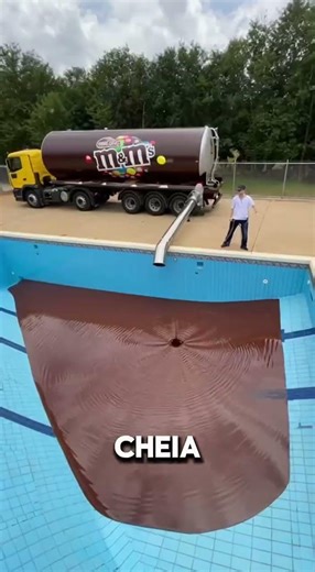 Enchi a piscina de chocolate #shorts