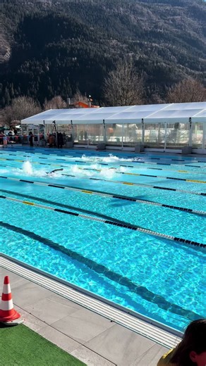 Back in Molveno. Back in the cold. European Ice Swimming Championships, let’s go ❄️ I’ll be racing the 1000m, 500m, 250m and 100m freestyle, the 200m medley, and the 250m freestyle country relay. Same place, same mountains, same icy water — but every race is a fresh reset. No shortcuts, just distance, discipline, and a lot of cold minutes with myself. Grateful to be here, excited to race, ready to see what’s left in the tank.
