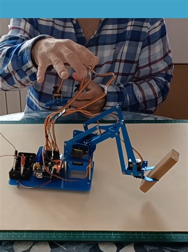 Ya está disponible en mi canal de YouTube (BERNARDO TUTORIALES), este precioso brazo robótico en aluminio azul, de KEYESTUDIO. Manejado oír el microcontrolador ESP32 y programado por nosotros en Python. Ideal para niños estudiantes de electrónica, tecnología, robótica, etc. Seguro que no te va a dejar indiferente. #bernardotutoriales #keyestudio #robotarm @Keyestudio Offical