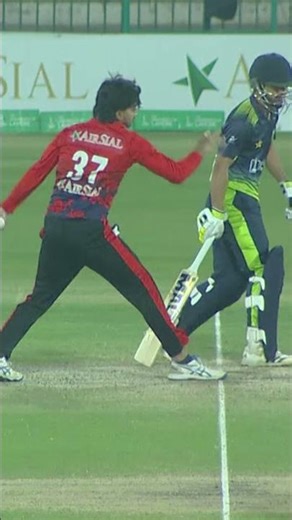 Faisal Akram clean bowls Iftikhar Ahmed for his third strike ⚡ #PresidentsCup #KRLvPTV M2V1K