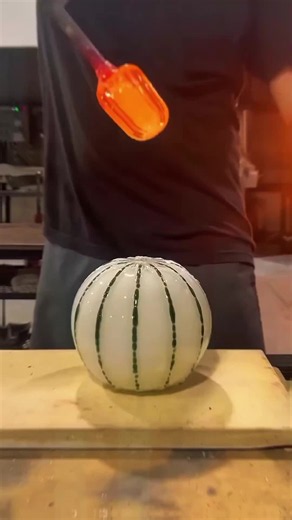 🇺🇸 America’s Most Satisfying Glassblowing Art! 🔥🤯 Watch Molten Glass Transform Into a Stunning Masterpiece! Would You Try This in the USA? 👀✨ #USA #AmericanArt #Glassblowing #GlassArt #MadeInUSA