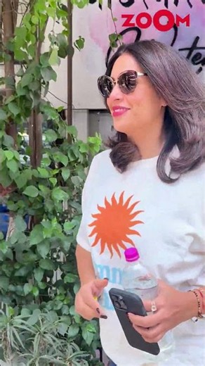 Bipasha Basu GREETS paps as she is spotted in the city #shorts #bipashabasu #spottted