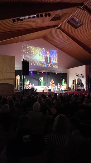 25 Jahre. 525 Konzerte. Über 250 Künstler. ❤️🎤 Wenn ich zurückblicke, spüre ich vor allem eines: Dankbarkeit. 🙏 25 Jahre voller Musik, Begegnungen, Emotionen und unvergesslicher Momente – mit Künstlern wie Peggy March, Andy Borg, Stefanie Hertel, Stefan Mross, G.G. Anderson und vielen weiteren großartigen Wegbegleitern. ✨ Seit Dezember 2025 darf ich mich außerdem Spendenmillionär nennen. Über 1 Million Euro für den guten Zweck – ein Meilenstein, der mich tief berührt. ❤️ Doch jetzt geht der Bl