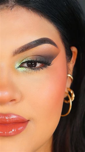 Eyeshadow hack for hooded eyes @anabelladeconstanza #makeup #makeuptips #feedshorts #shorts #viral