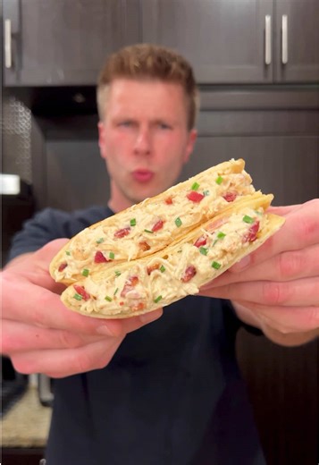 Chicken Bacon Ranch Quesadillas 🧀 (Makes 10 Quesadillas) Macros Per Quesadilla: Only 9 @weightwatchers Points! ⁃ 400 Calories ⁃ 60g Protein ⁃ 30g Carbs ⁃ 9g Fat Ingredients: ⁃ 40oz Chicken Breast (1135g) ⁃ 1 Tbsp Garlic Salt (15g) ⁃ 1 Tbsp Smoked Paprika (7g) ⁃ 0.5 Tbsp Black Pepper (3g) ⁃ 4 Tbsps Ranch Seasoning (30g) ⁃ 6 Cups Fat Free Mozzarella (670g) ⁃ 9 Slices Center Cut Bacon (Fried) (65g) ⁃ Fresh Chives (10g) ⁃ 10 Low Calorie Tortillas Ingredients (High Protein Ranch Sauce): ⁃ 2 Cups Cot