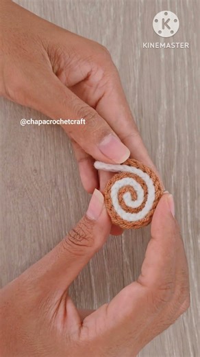 🍰Crochet Mini Roll Cake Keychain🫱 Free pattern Tutorial on YouTube Chapa crochet craft #shorts